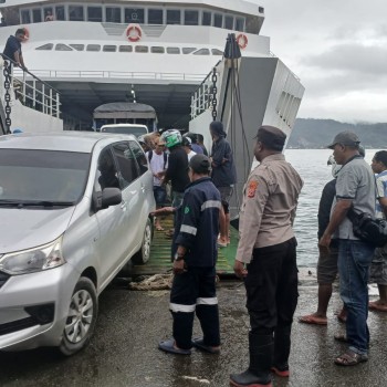 Debarkasi KM Cantika Lestari 8A di Pelabuhan Slamet Riyadi Berjalan Aman dan Lancar Berkat Pengamanan Personel Gabungan