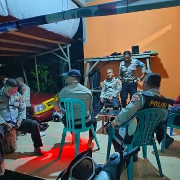 Malam Aman di Salahutu: Polisi Lakukan Patroli,Beri Himbauan Kamtibmas kepada masyarakat
