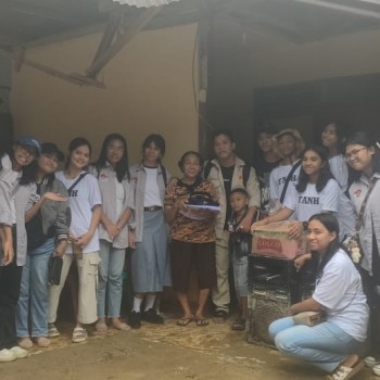 Forum Anak Serahkan Bantuan untuk Korban Longsor di Negeri Hatalai, Bhabinkamtibmas Lakukan Pendampingan
