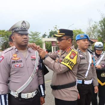 KAPOLRES KEPULAUAN ARU HIMBAU PERSONELNYA BERSIKAP HUMANIS DI LAPANGAN, SAAT PIMPIN APEL GELAR PASUKAN OPERASI PATUH SALAWAKU TAHUN 2025