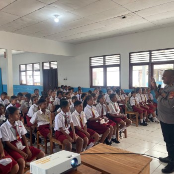 Kapolsek Serwaru Gelar Sosialisasi Pembinaan Kenakalan Anak dan Remaja di SMP Negeri 1 Lemola