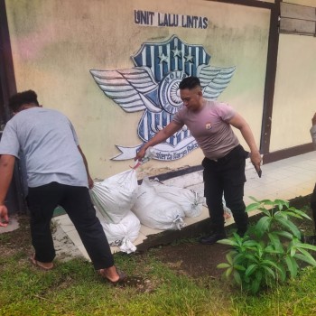 Polsek Salahutu Amankan Ratusan Liter Sopi Ilegal di Pelabuhan Hunimua