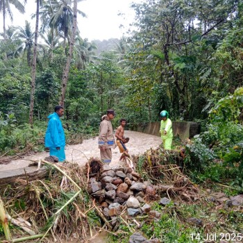 Personil Polsek Waesama Bersama Warga Perbaiki Talud Sungai yang Jebol
