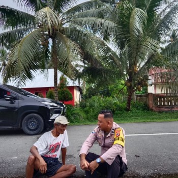 Kembali Lakukan Door To Door Sistem, Ini Pesan Bhabinkamtibmas Polsek Waipia