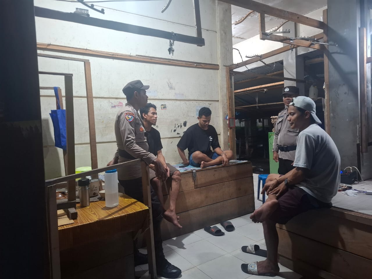 Patroli Malam, Polsek Namrole Sambangi Warga dan Ajak Jaga Kamtibmas