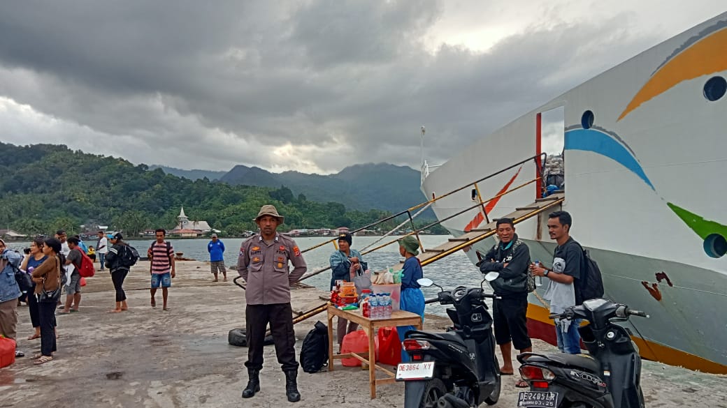 Personil Polsek Leksula Laksanakan Pengamanan Kedatangan Kapal KM. Cantika Lestari 5E di Pelabuhan Leksula.