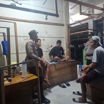 Patroli Malam, Polsek Namrole Sambangi Warga dan Ajak Jaga Kamtibmas