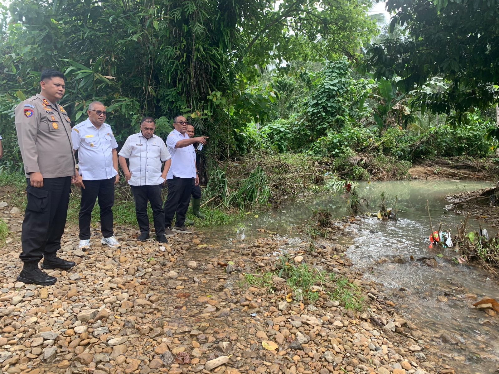 Kapolres Buru Selatan Melaksanakan Peninjauan di Beberapa Lokasi terdampak Banjir serta Peninjauan Pembangunan Jalan dan Jembatan Penghubung antar Kabupaten Buru Selatan dan Buru