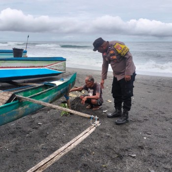Bhabinkamtibmas Negeri Sepa AIPDA M. Yusuf Yanwarin Kembali Lakukan Sambang terhadap Nelayan, Peringatkan Cuaca Extrem