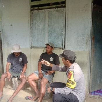 Bhabinkamtibmas Briptu Mosse Sosialisasikan Kamtibmas Kepada Warga Desa Romkisar