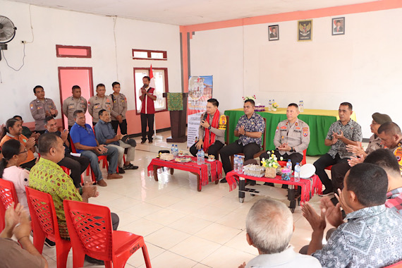 Ajak jaga Kamtibmas, AKBP AYANI, S.P., S.I.K., M.H., perdana pimpin Jumat Curhat di Desa Lauran