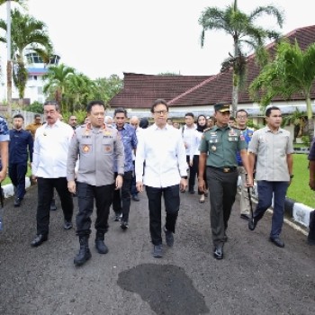 Kapolda Maluku Bersama Forkopimda Jemput Menteri Kesehatan di Bandara Pattimura Ambon