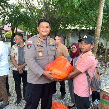 Kapolres Buru Selatan Tinjau Daerah terdampak banjir di Kecamatan Waesama Serta Salurkan bantuan Untuk Warga