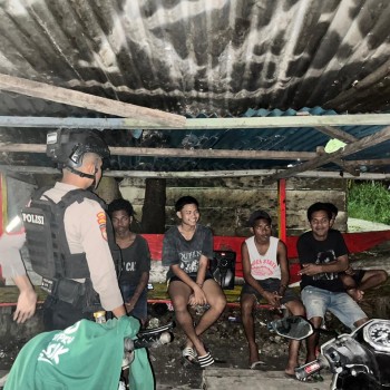 Patroli Malam, Satuan Samapta Polres Kepulauan Aru Beri Himbauan Kamtibmas Pada Warga.