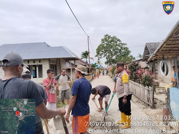 Hadir libatkan diri dalam gotong royong, Bhabinkamtibmas Alusi Batjas ringankan pekerjaan Warga