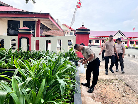 Bersih-bersih lingkungan kerja, Polres Kepulauan Tanimbar ciptakan keindahan dan kebersihan