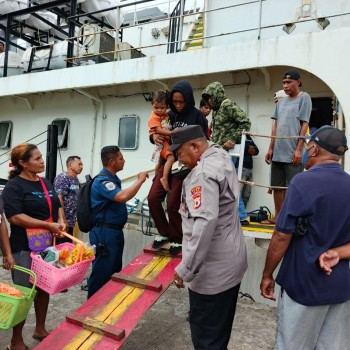 KPPP Polsek Babar Timur Prioritaskan Pelayanan Aktifitas Masyarakat di Pelabuhan Laut Kroing