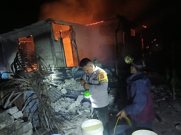 Kembali terjadi kebakaran, Polsek Fordata gerak cepat padamkan kobaran api pada salah satu rumah milik Warga