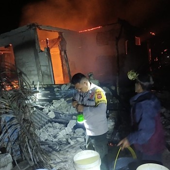 Kembali terjadi kebakaran, Polsek Fordata gerak cepat padamkan kobaran api pada salah satu rumah milik Warga