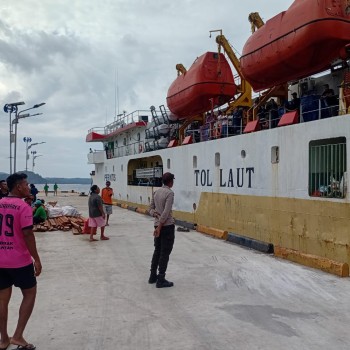 KP3 Polsek Wetar Berikan Pelayanan Aktifitas Penumpang di Pelabuhan Laut Ilwaki
