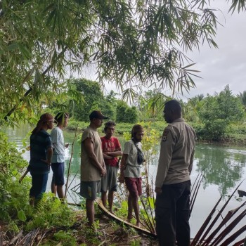 Personel Polsek Waesama Polres Buru Selatan Bersama Warga Berhasil Temukan Korban yang Diduga Tewas Diterkam Buaya di Sungai Poli Desa Lena, Kecamatan Waesama