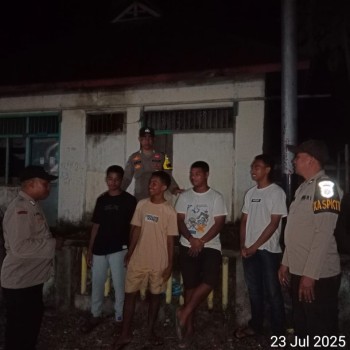 Patroli Malam Polsek Waesama, Temui Beberapa Remaja Yang Sedang Berkumpul Berikan Himbauan Kamtibmas.