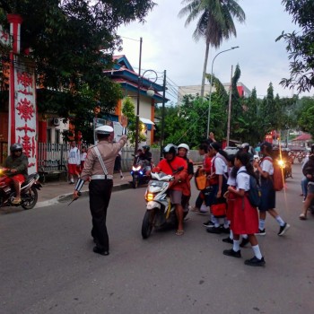 Sat Lantas Lakukan Pengaturan Arus Lalu Lintas di pagi hari