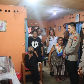 Sebagai ungkapan bela sungkawa, Kapolres Kepulauan Tanimbar melayat ke rumah duka salah satu Purnawirawan Polri