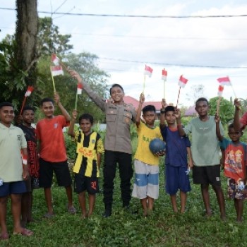 Satgas Ops Damai Cartenz Bangun Kedekatan Lewat Bermain Sepak Bola Bersama Anak-Anak Mimika