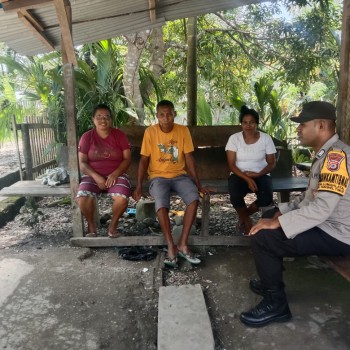 Perkuat Silaturahmi, Bhabinkamtibmas Desa Lumahlatal Turun Langsung Temui Warga.