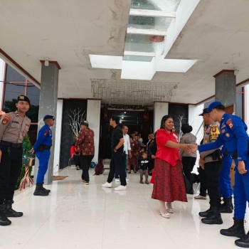 Polres Buru Hadirkan Rasa Aman, Ibadah Natal di Gereja Imanuel Namlea Berlangsung Khidmat dan Damai