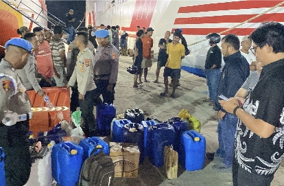 Razia Miras Ilegal di Pelabuhan Slamet Riyadi Ambon, Tim OPS Pekat Polda Maluku Amankan 700 Liter Sopi