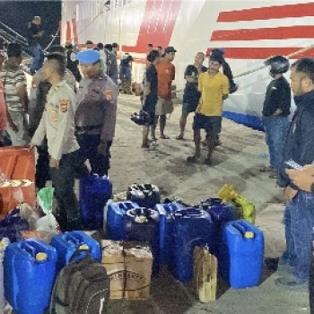 Razia Miras Ilegal di Pelabuhan Slamet Riyadi Ambon, Tim OPS Pekat Polda Maluku Amankan 700 Liter Sopi