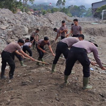 Bersihkan Rumah Allah Pascabanjir, Polri dan Warga Bener Meriah Gotong Royong Siapkan Meunasah Sambut Ramadan