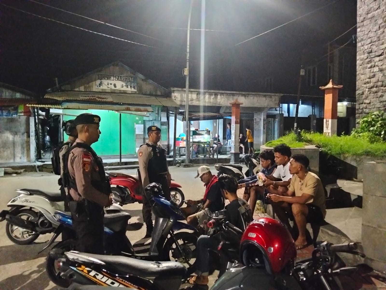 Patorli Malam Hari Satuan Samapta Polres Kepulauan Aru Berikan Himbauan Pada Patorli Malam Hari.