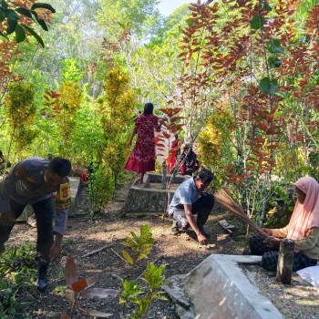 Bhabinkamtibmas Bripka J. Tuarita Bersama Masyarakat Desa Sewer Laksanakan Bhakti Sosial Pembersihan (TPU).