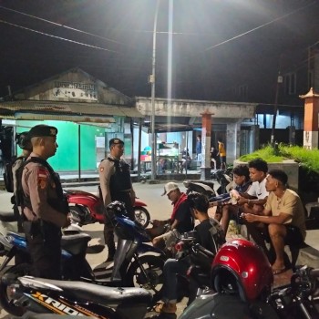 Patorli Malam Hari Satuan Samapta Polres Kepulauan Aru Berikan Himbauan Pada Patorli Malam Hari.